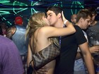Enzo Celulari e Veridiana Freitas se beijam no Desfile das Campeãs