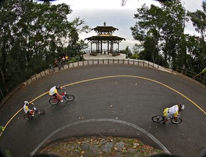 Mountain bike do Rocky Man - atletas passando pela Vista Chinesa no Rio de Janeiro (Foto: Thiago Diz e Márcio Rodrigues)