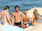 Flávio Canto é cercado por mulheres em praia do Rio