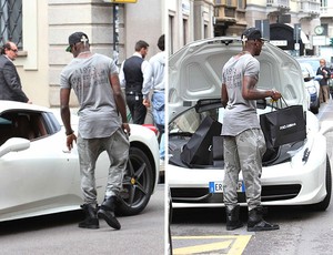 Mario Balotelli vai às compras com sua nova Ferrari (Foto: Splash News)