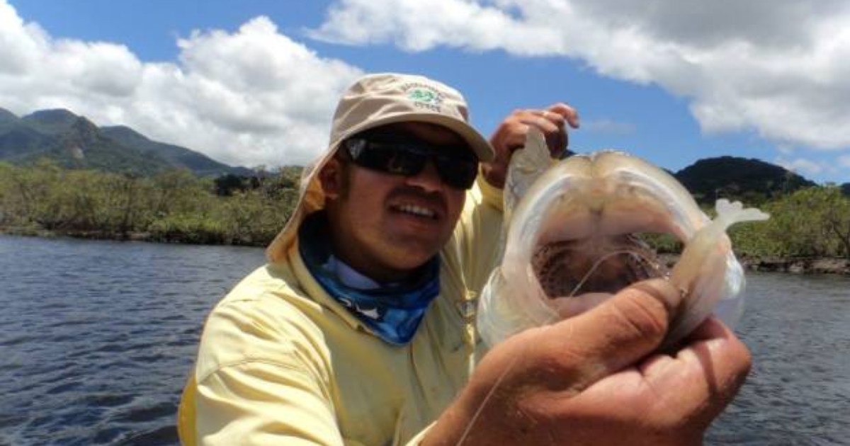 Embarcação com três pescadores vira e uma pessoa morre em ... - Globo.com