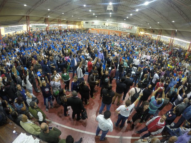 Assembleia com 2,5 mil pessoas decide pelo fim da greve da Caixa em São Paulo nesta sexta-feira (7) (Foto: Seeb/SP)