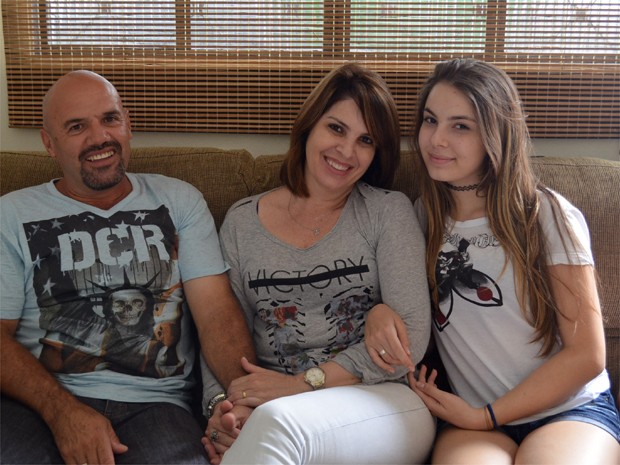 Nilton, Magna e a filha dela, Bruna, vivem juntos em Ribeirão Preto, SP (Foto: Fernanda Testa/G1)