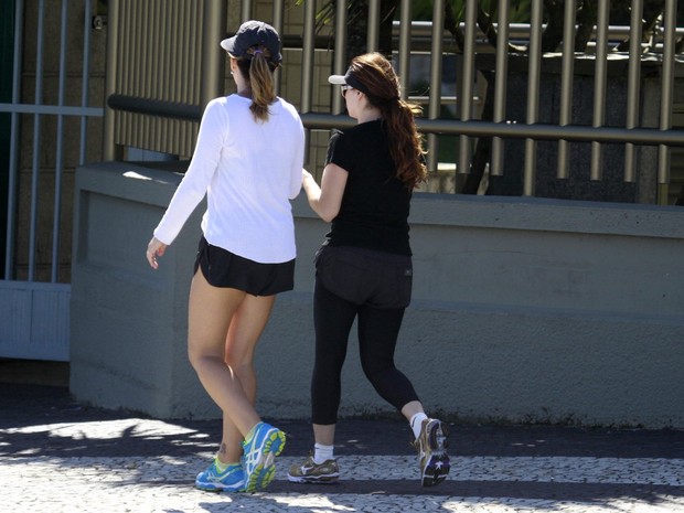 Giovanna Antonelli caminha com amiga na orla da Barra da Tijuca, RJ (Foto: Dilson Silva  / Agnews)