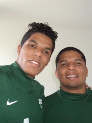 Descrição da imagem: Leomon ao lado do irmão Leandro jogando pelo Brasil (Foto: Reprodução/Facebook)