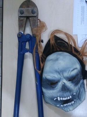 Máscara e alicate foram localizados com adolescentes em Registro (Foto: G1)
