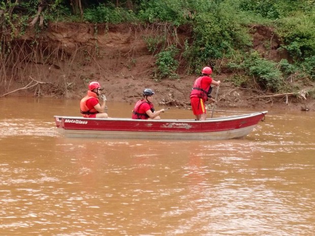 Bombeiros buscam menina levada por enxurrada em Sabará, na Grande BH (Foto: Corpo de Bombeiros/Divulgação)