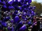 Fãs de Prince fazem homenagem com balões púrpura durante funeral