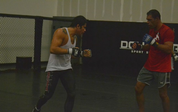 Rogério Minotouro faz sparring com Erick Silva  (Foto: Adriano Albuquerque/SporTV.com)