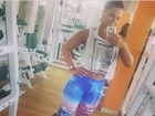 Viviane Araújo exibe curvas com calça colorida na academia