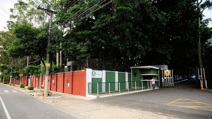 Muro que divide CTs São Paulo e Palmeiras na Barra funda (Foto: Marcos Ribolli)