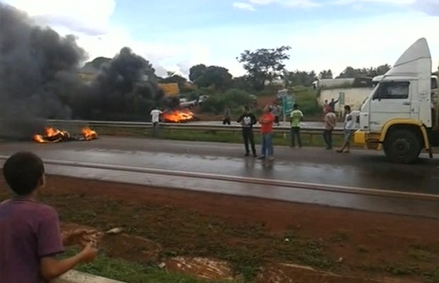 Caminhoneiros fecham BR-153 em Itumbiara, Goiás (Foto: Reprodução/TV Anhanguera)