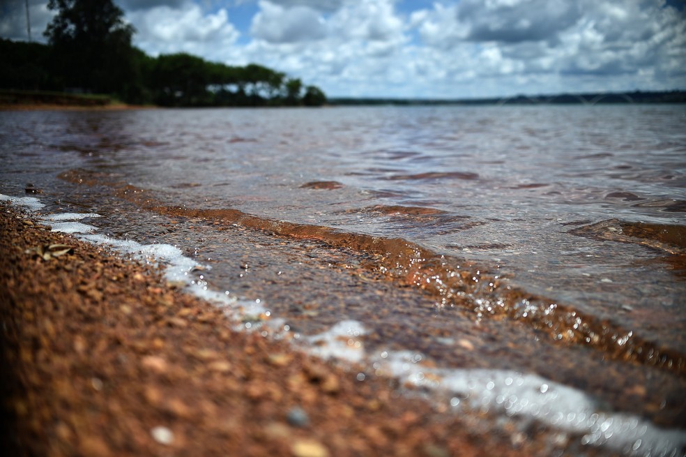 Água do Lago Paranoá às margens do Lago Sul, em Brasília (Foto: Tony Winston/Agência Brasília)