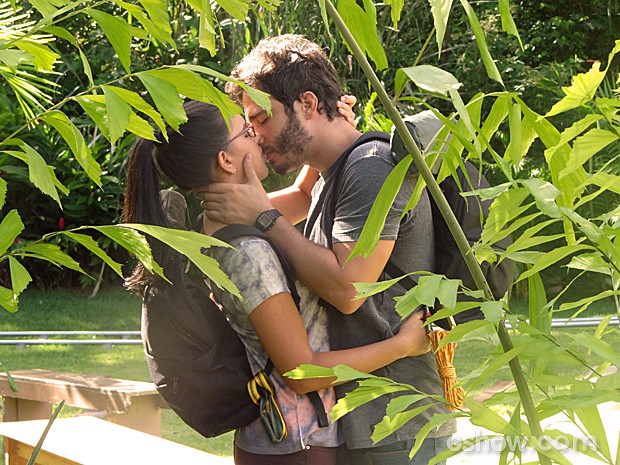 Celina finalmente aceita o amor de William (Foto: Além do Horizonte/TV Globo)