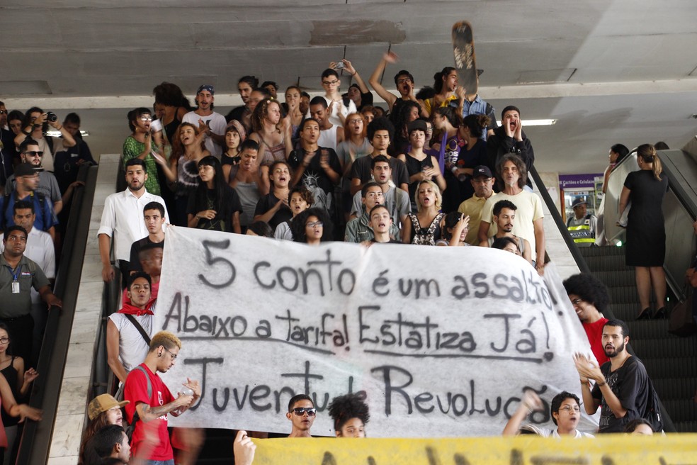 Grupo faz ato contra a alta do transporte público na rodoviária do Plano Piloto, em Brasília (Foto: Alvaro Costa/G1)