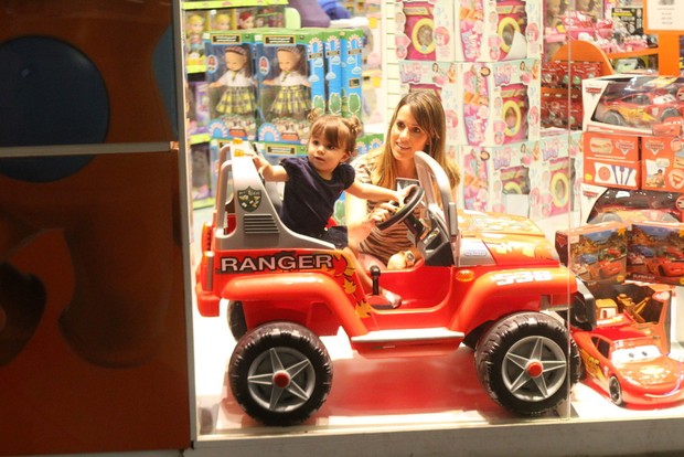 Fernanda Pontes brinca com a filha em shopping do RIo (Foto: Daniel Delmiro / AgNews)