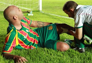 Paulo Sérgio foi atendido ainda no gramado pelo fisioterapeuta Marcos Riccelli (Foto: Paulo de Tarso Jr./Imirante)