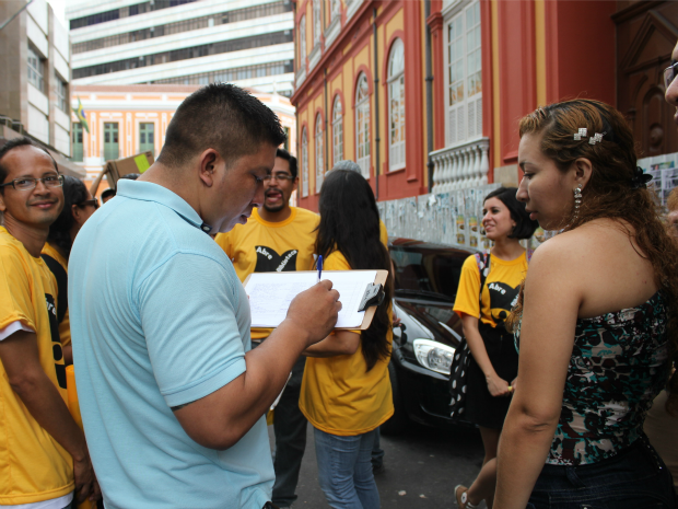 Manifestantes recolhem assinaturas que devem ser levadas ao governador (Foto: Adneison Severiano/G1 AM)