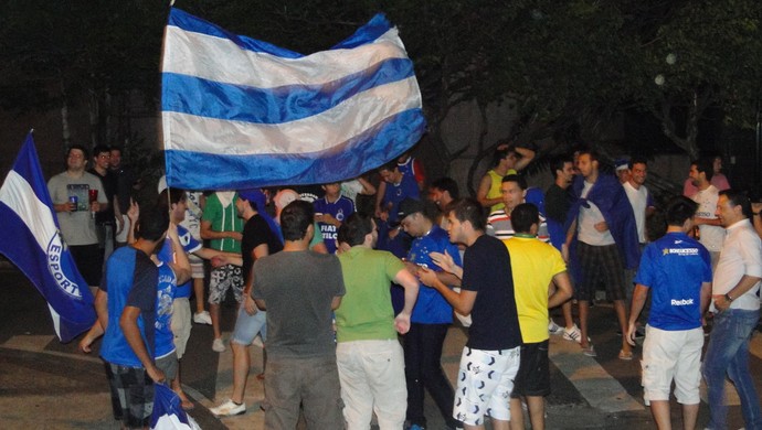 Torcedores do Cruzeiro festejam derrota do Atlético-MG em avenida de BH (Foto: Maurício Paulucci)