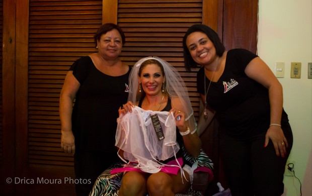 Ângela Bismarchi com roupinhas sexy de noiva (Foto: Drica Moura/Divulgação)