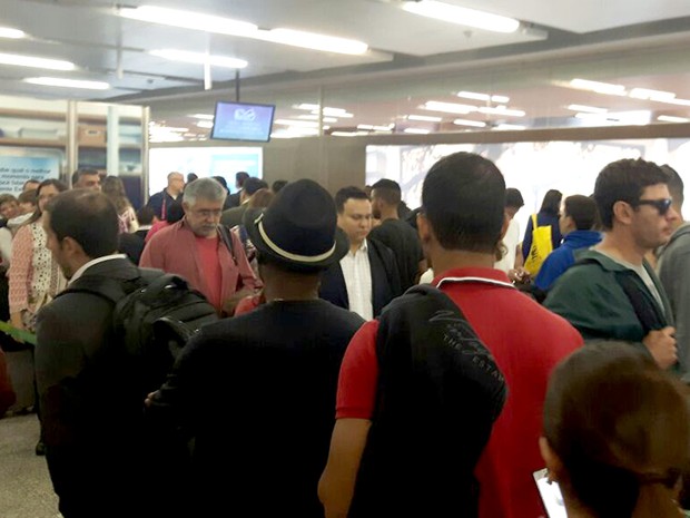 Fila de passageiros no Aeroporto JK na manhã desta segunda-feira (18) (Foto: Reprodução)