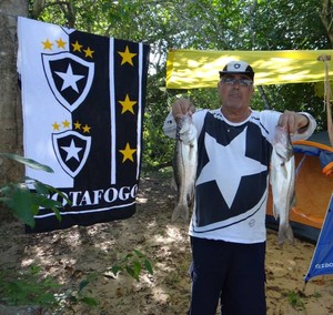 O vingador Paulo Bairral e suas duas paixões: pesca esportiva e o Botafogo (Foto: Arquivo Pessoal)