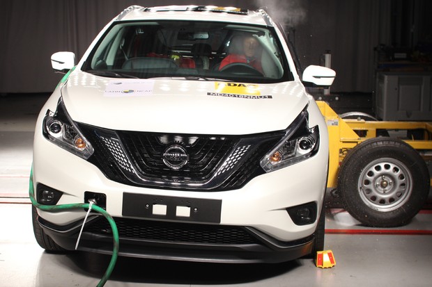 Mesmo com sete airbags, Nissan Murano vai mal em teste de segurança Nissan-murano2