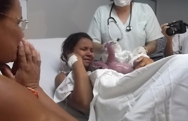 Enfermeira conta que todos ficaram emocianados com o nascimento do bebê (Foto: Divulgação/Secretaria Municipal de Saúde)
