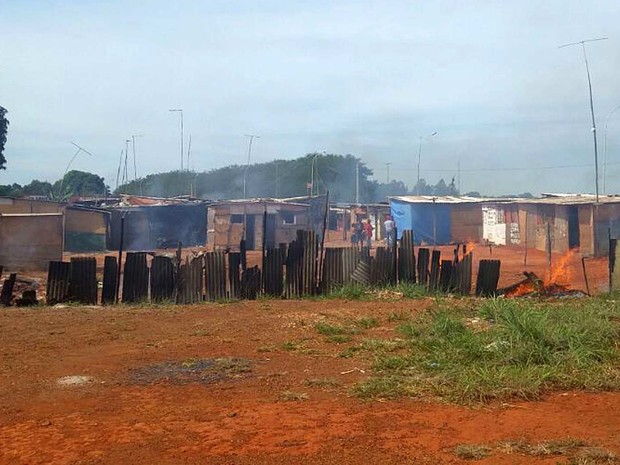 Fogo junto a cerca de acampamento do MTST na BR-020; manifestantes se opõem a ação de reintegração de posse (Foto: Reprodução)