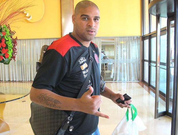 Adriano deixa a concentração do Fla (Foto: Richard Souza / Globoesporte.com)