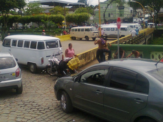 Protesto de motoristas terceirizados da Prefeitura de Itajuípe fecha ponte com vans e ônibus (Foto: Otavio Júnior/ site: Blog Ligação Direta)