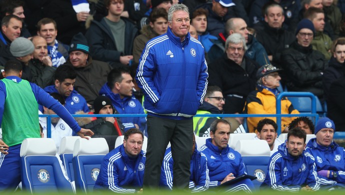 Pato olha para Hiddink banco reservas Chelsea (Foto: Clive Mason/Getty Images)