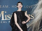 Anne Hathaway usa look de gosto duvidoso em première