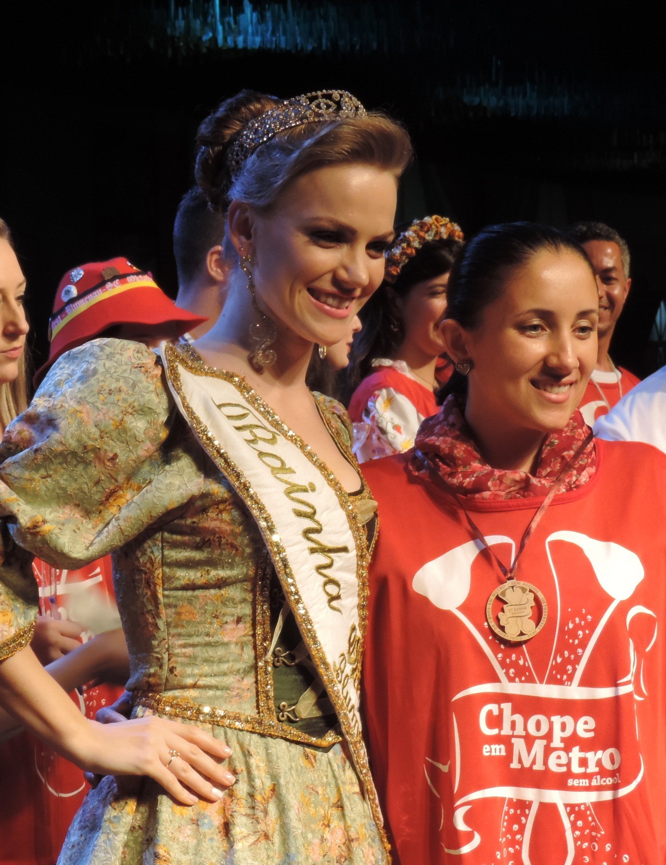 A paranaense Kátia recebeu a premiação da rainha da Oktoberfest (Foto: Fernanda Burigo/G1 SC)