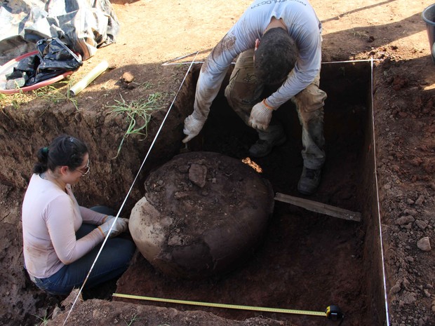 Arqueólogos encontraram duas urnas funerárias de 1,5 metros cada (Foto: Divulgação/Iphan)