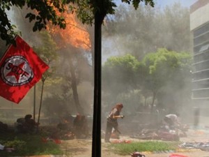 Explosão matou dezenas de pessoas na cidade turca de Suruc, perto da fronteira com a Síria, nesta segunda-feira (20) (Foto: Dicle News Agency/AFP)