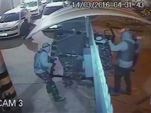Assalto aconteceu há dois meses durante a madrugada, em Campinas (SP) (Foto: Reprodução/EPTV) Assalto aconteceu há dois meses durante a madrugada, em Campinas (SP) (Foto: Reprodução/EPTV)