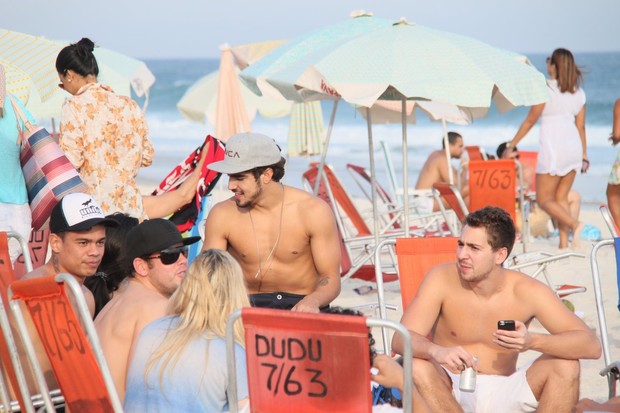Caio Castro na praia (Foto: Delson Silva / AgNews)