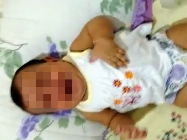 Bebê de seis meses chora após tentativa de sufocamento  (Foto: Polícia Civil/Divulgação)