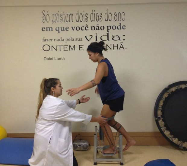Surfe Silvana Lima na fisioterapia (Foto: Arquivo Pessoal)