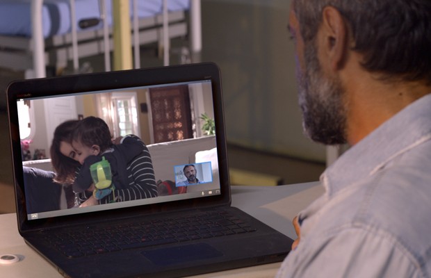 Ambientalista vê Lígia pela tela do computador (Foto: TV Globo)