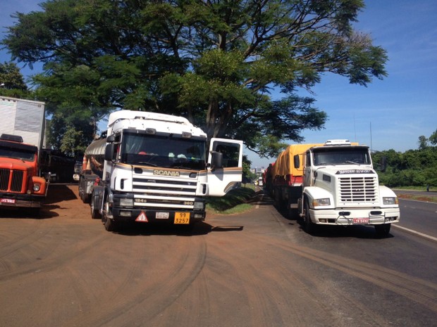 Pela manhã, caminhões com cargas para importação e exportação fizeram fila no acesso ao Porto Seco de Foz do Iguaçu (PR), o maior da América Latina (Foto: Zito Terres / RPC)