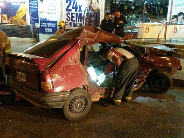 G Motorista Fica Em Estado Grave Ap S Bater Carro Em Viatura Da Pm