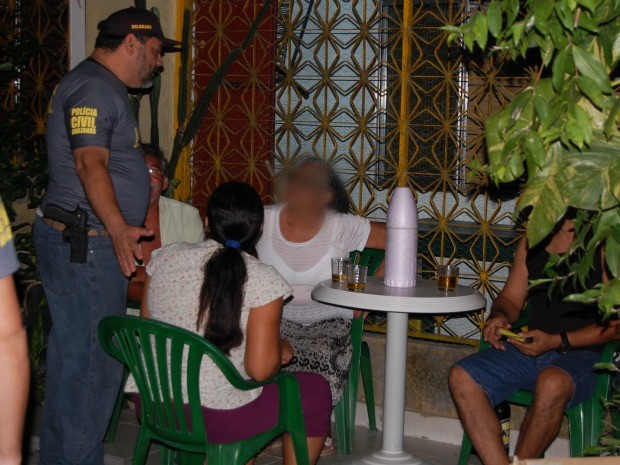 Pessoas que estavam em bares foram esclarecidas sobre a Lei Seca em Manaus (Foto: Divulgação/Polícia Civil)