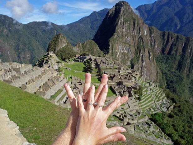 Foto das mãos do casal Fábio e Fabiana em Machu Picchu, no Peru (Foto: Mãos pelo Mundo/Arquivo pessoal)