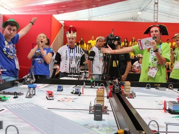 Competidores de robotica treinam para a prova de amanha (Foto: Thiago Rios Gomes)