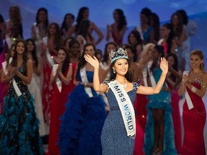 Chinesa Yu Wenxia acena ao público após vencer a competição de Miss Mundo 2012 (Foto: Ed Jones/AFP)