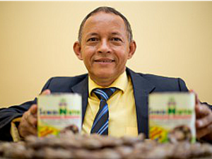 Antônio Santos elaborou vários produtos à base da semente da seringueira (Foto: Erico Xavier)