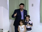 Ao lado de mulher e dos filhos, Wambert vota em Porto Alegre