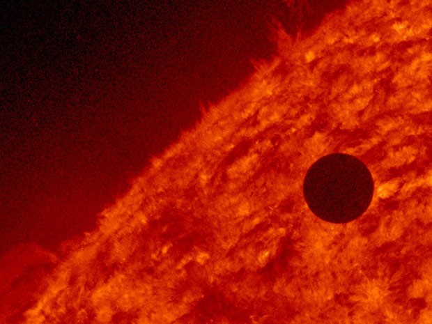 Nasa registra o começo do trânsito de Vênus entre a Terra e o Sol (Foto: Reuters/Nasa)